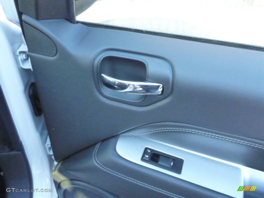 2014 Compass Latitude 4x4 - Bright White / Dark Slate Gray photo #8