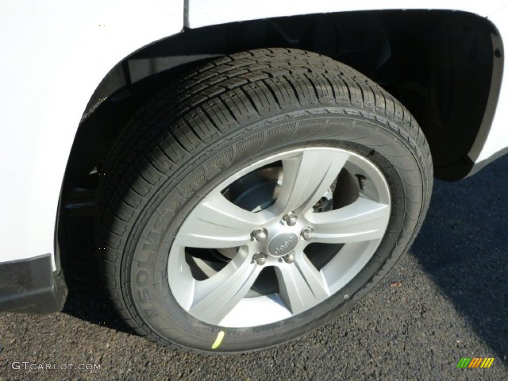 2014 Compass Latitude 4x4 - Bright White / Dark Slate Gray photo #11