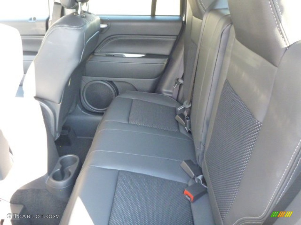 2014 Compass Latitude 4x4 - Bright White / Dark Slate Gray photo #13