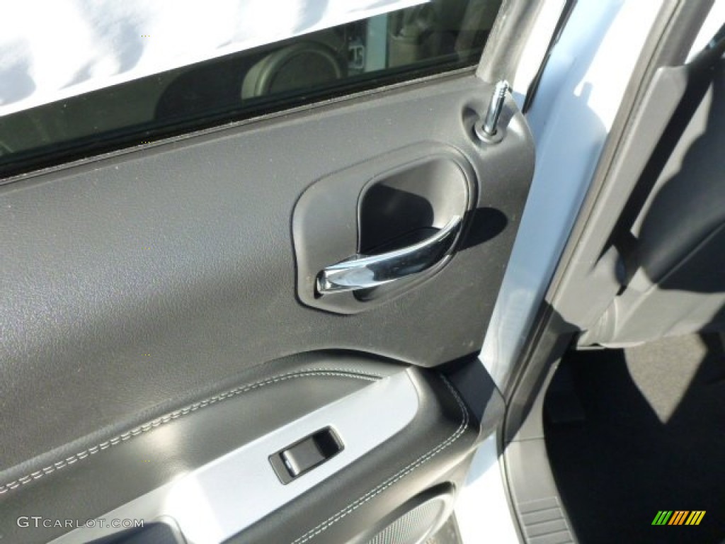 2014 Compass Latitude 4x4 - Bright White / Dark Slate Gray photo #15