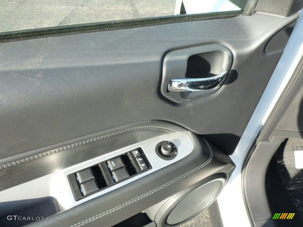 2014 Compass Latitude 4x4 - Bright White / Dark Slate Gray photo #16