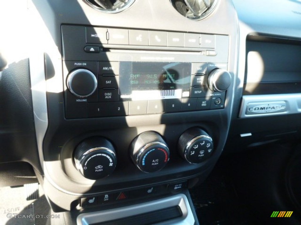 2014 Compass Latitude 4x4 - Bright White / Dark Slate Gray photo #19