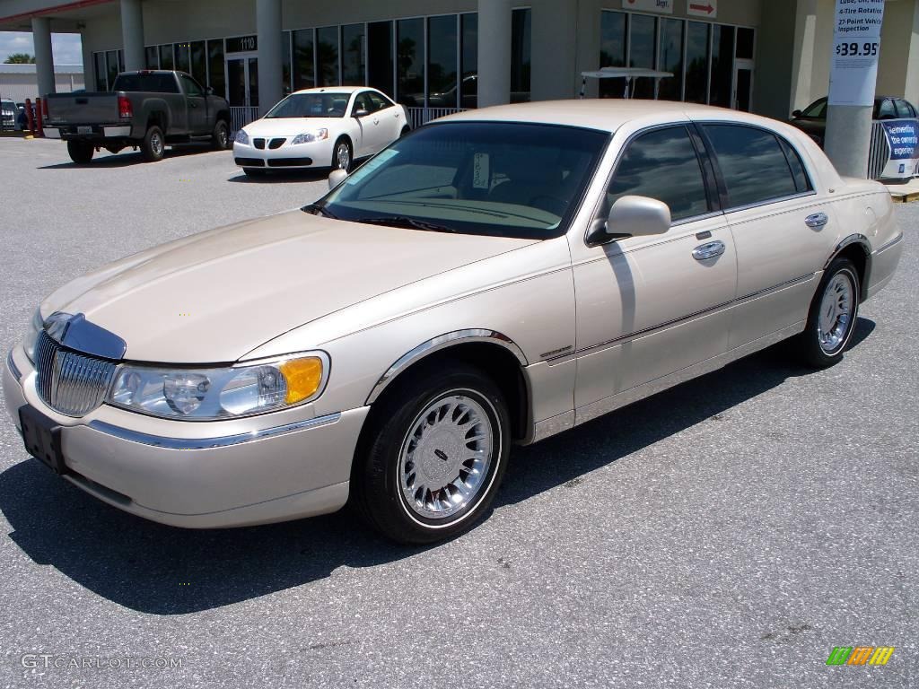 2000 Ivory Parchment Pearl Tri Coat Lincoln Town Car Cartier