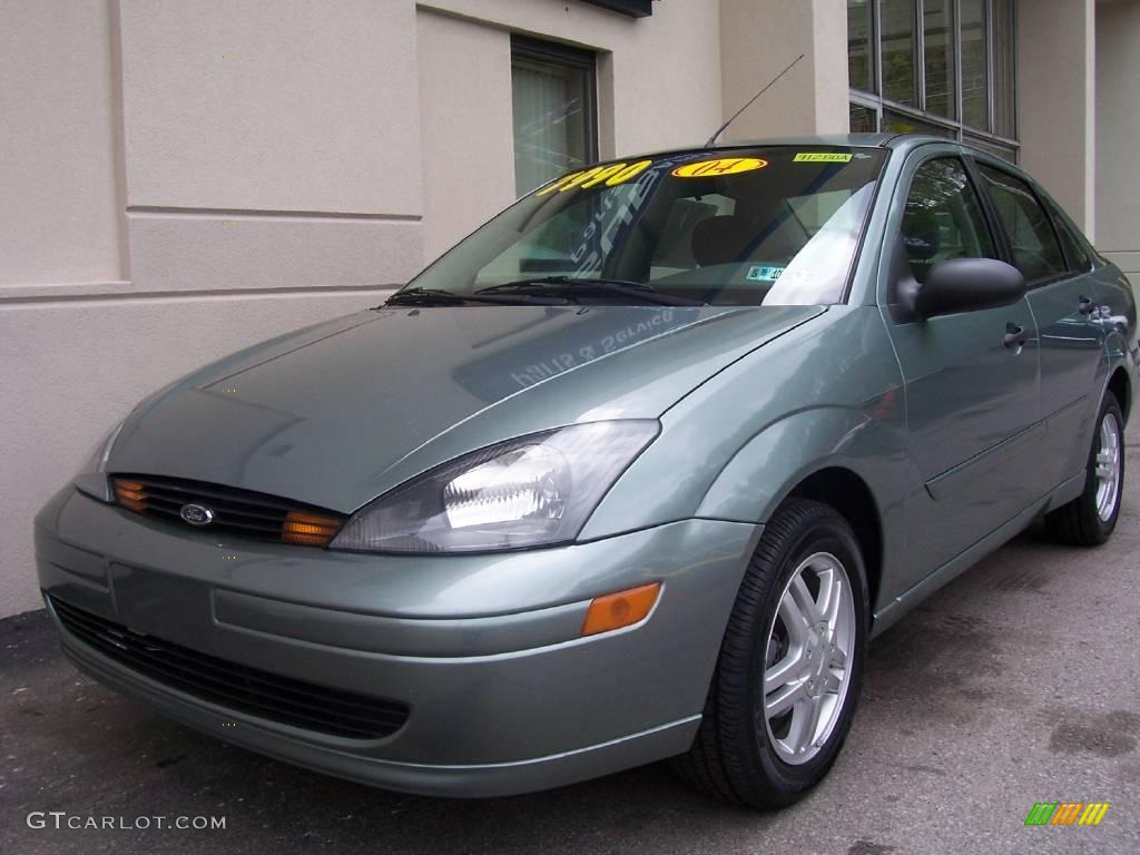 2004 Focus SE Sedan - Light Tundra Metallic / Medium Graphite photo #2