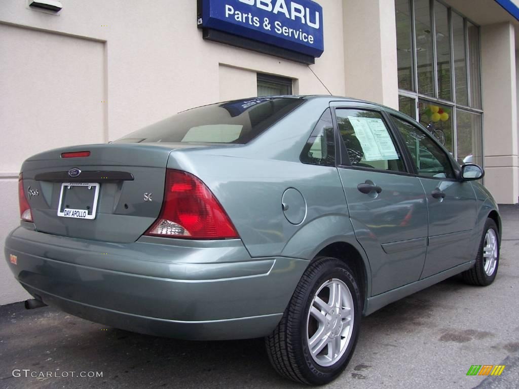 2004 Focus SE Sedan - Light Tundra Metallic / Medium Graphite photo #3