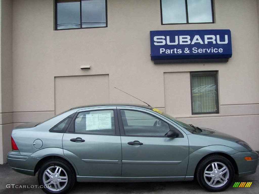 2004 Focus SE Sedan - Light Tundra Metallic / Medium Graphite photo #5