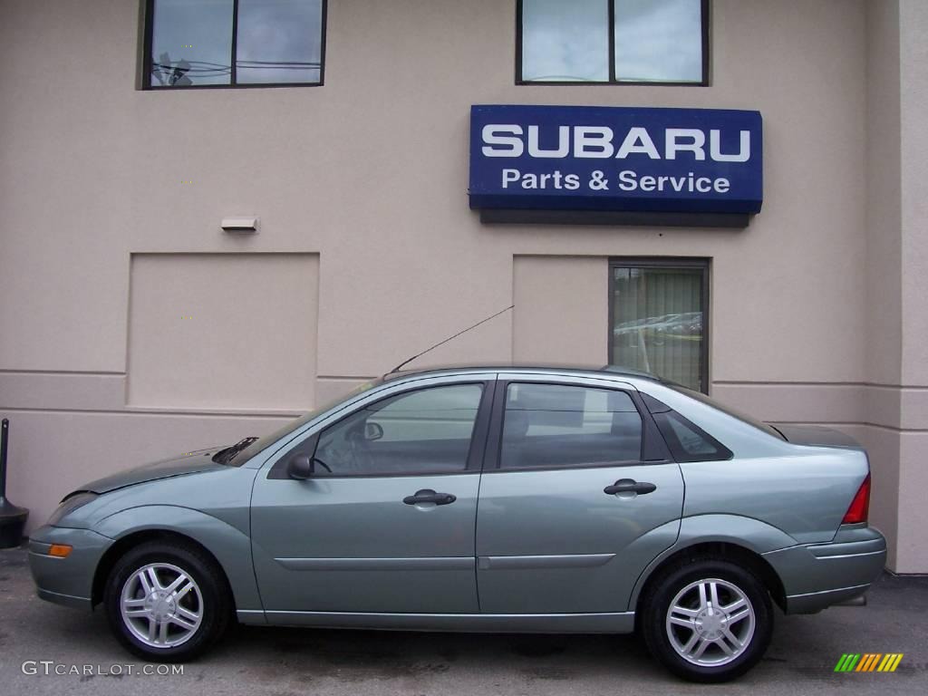 2004 Focus SE Sedan - Light Tundra Metallic / Medium Graphite photo #6