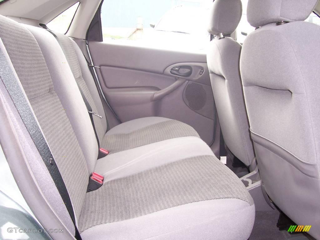 2004 Focus SE Sedan - Light Tundra Metallic / Medium Graphite photo #12