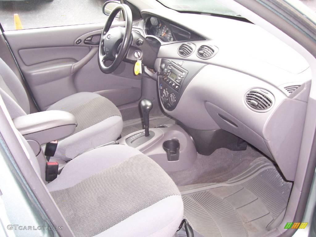 2004 Focus SE Sedan - Light Tundra Metallic / Medium Graphite photo #13