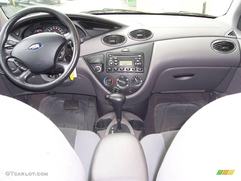 2004 Focus SE Sedan - Light Tundra Metallic / Medium Graphite photo #14