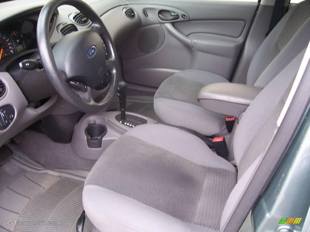 2004 Focus SE Sedan - Light Tundra Metallic / Medium Graphite photo #15