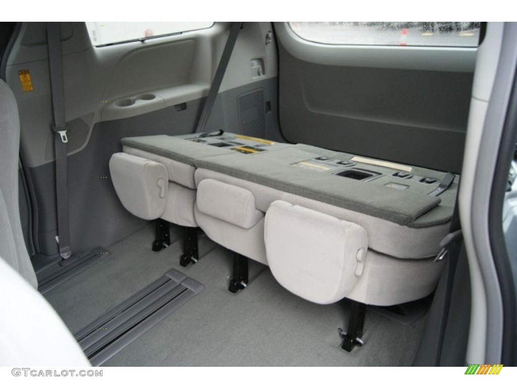 2014 Sienna LE - Silver Sky Metallic / Light Gray photo #9