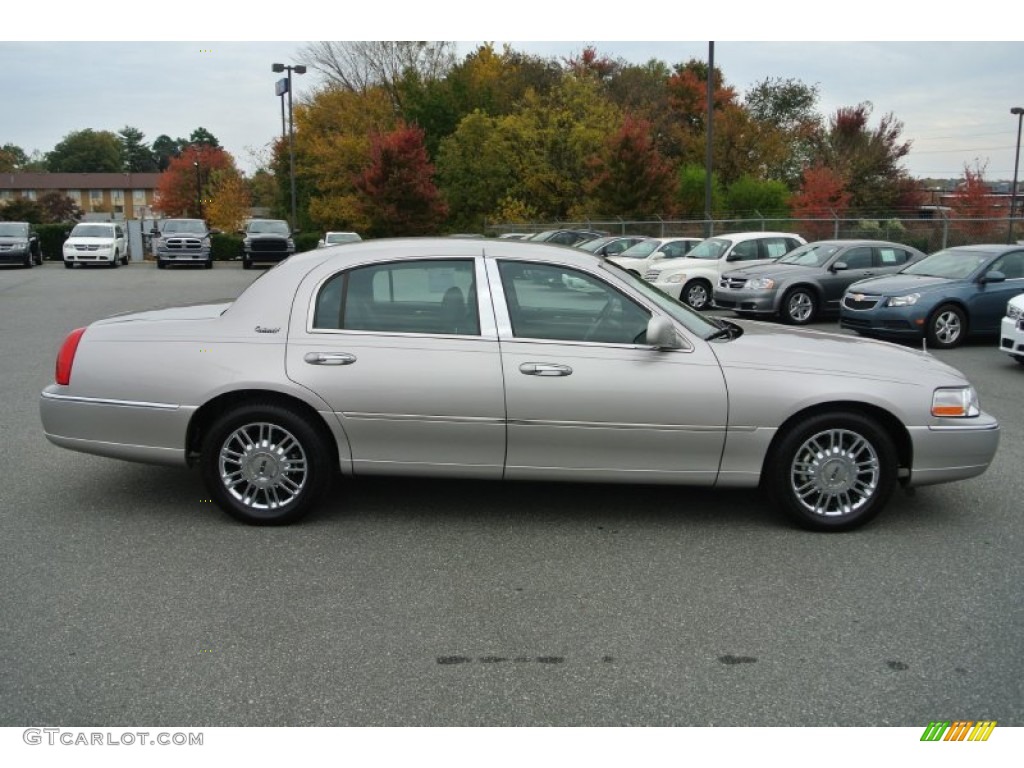 2010 Town Car Signature Limited - Silver Birch Metallic / Black photo #3