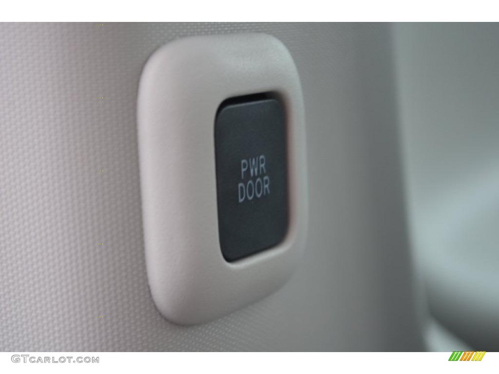 2014 Sienna XLE - Silver Sky Metallic / Light Gray photo #24