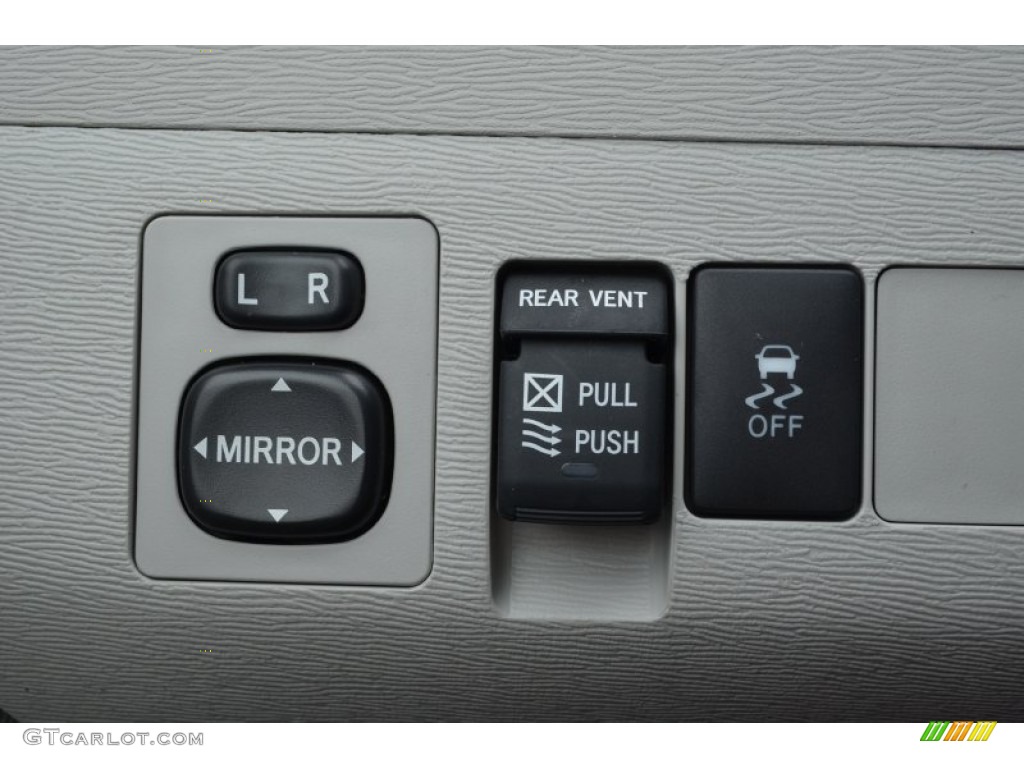 2014 Sienna XLE - Silver Sky Metallic / Light Gray photo #38