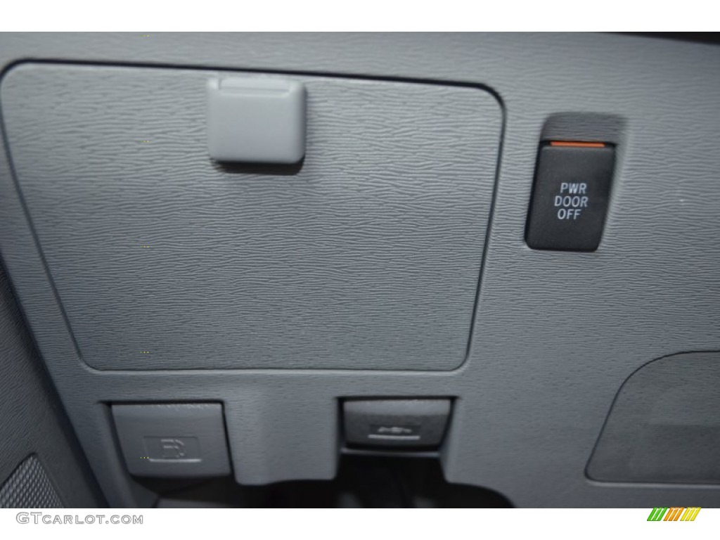 2014 Sienna XLE - Silver Sky Metallic / Light Gray photo #39