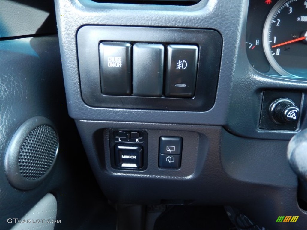 2004 Isuzu Axiom XS Controls Photos