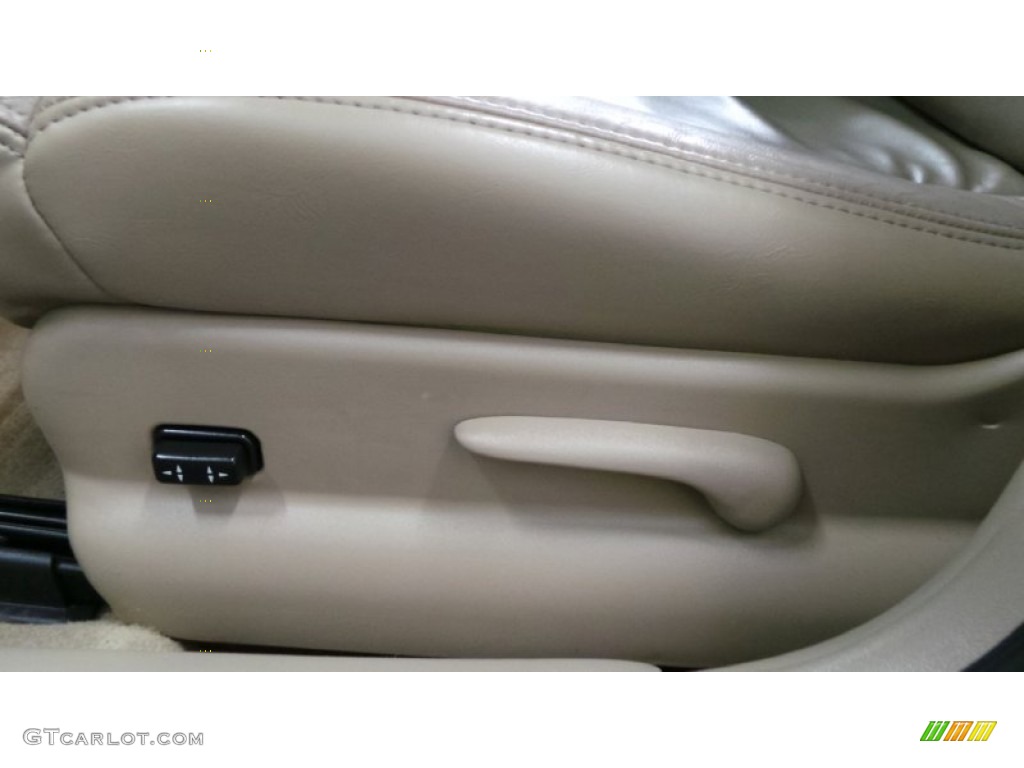 2003 Regal LS - White / Taupe photo #10