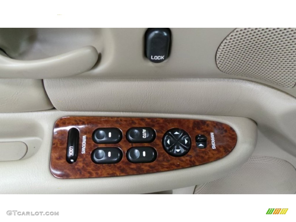 2003 Regal LS - White / Taupe photo #12