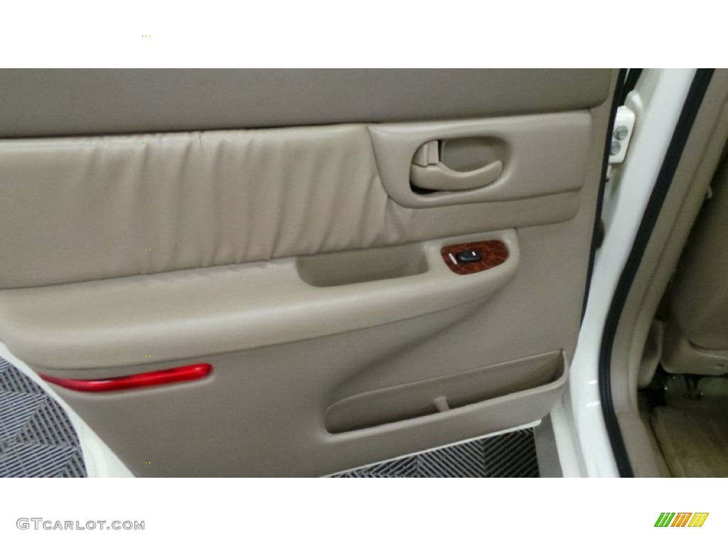 2003 Regal LS - White / Taupe photo #13