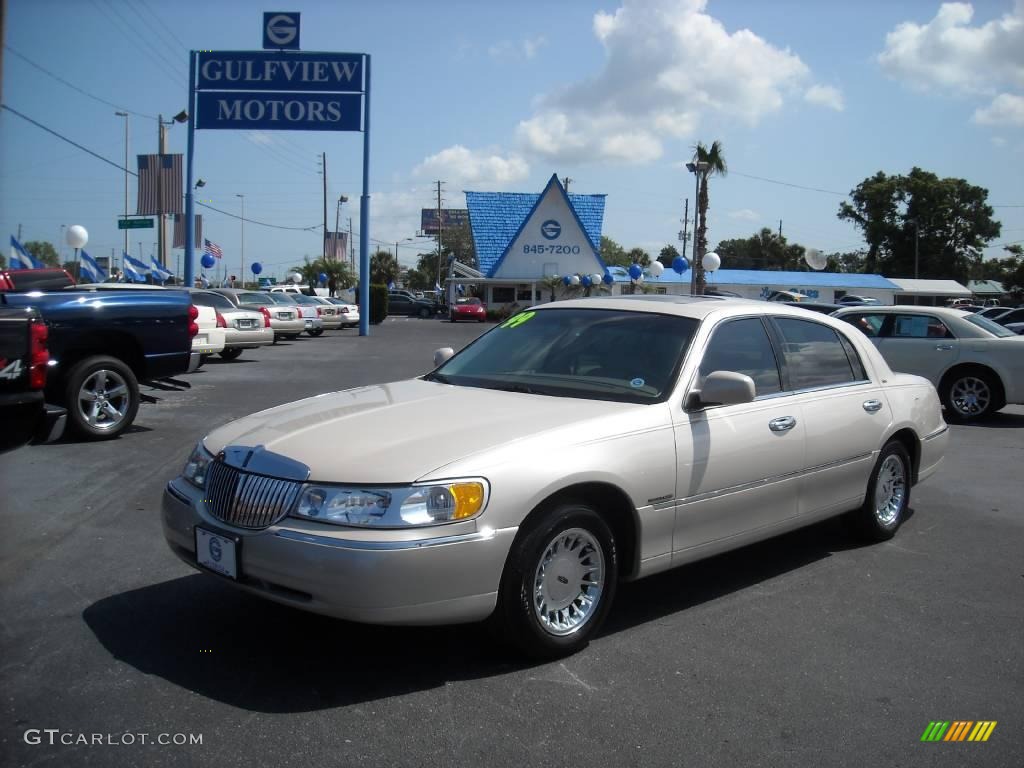 Ivory Parchment Pearl Tri-Coat Lincoln Town Car