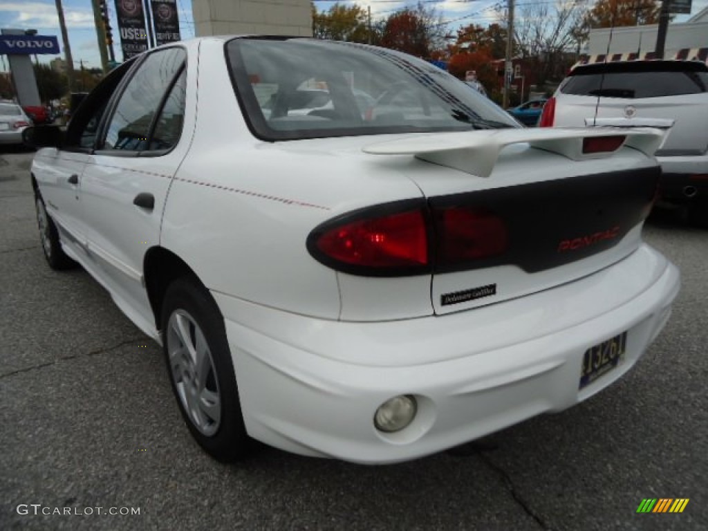 2000 Sunfire SE Sedan - Bright White / Graphite photo #4