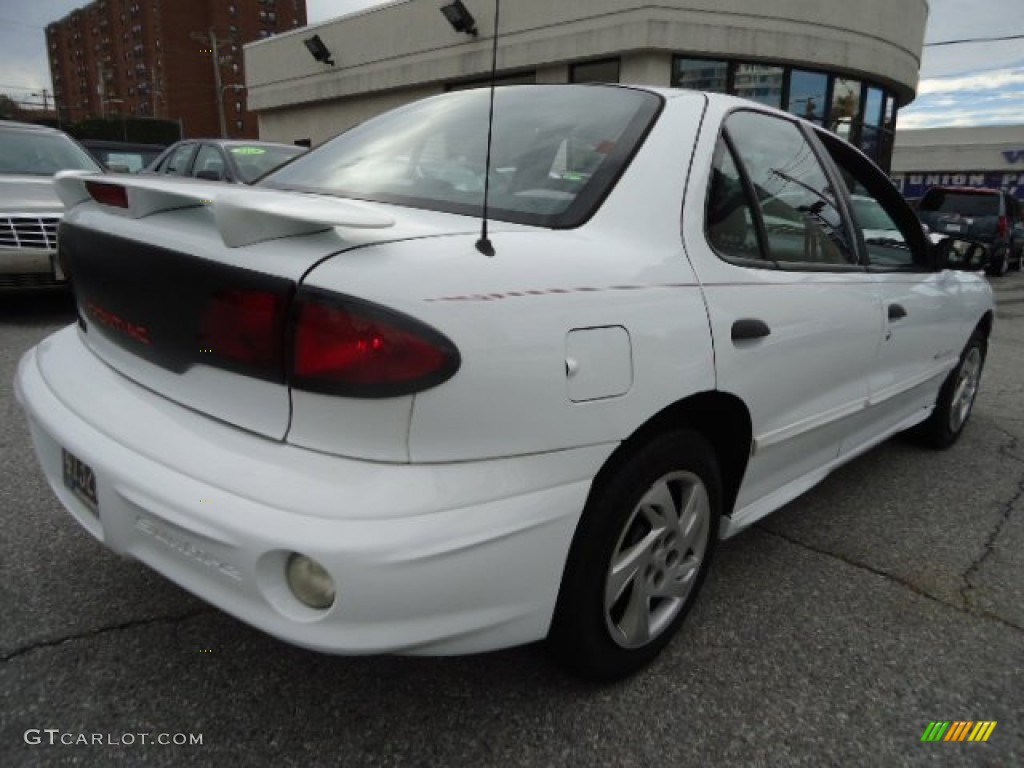 2000 Sunfire SE Sedan - Bright White / Graphite photo #6