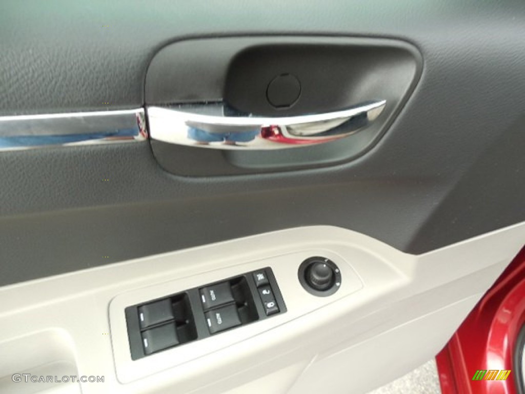 2007 300 Touring - Inferno Red Crystal Pearlcoat / Dark Slate Gray/Light Graystone photo #17