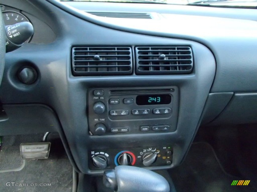 2002 Cavalier Coupe - Bright White / Graphite photo #15