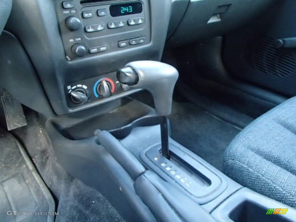 2002 Cavalier Coupe - Bright White / Graphite photo #16