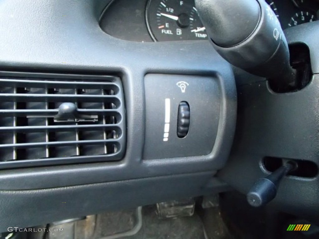 2002 Cavalier Coupe - Bright White / Graphite photo #18