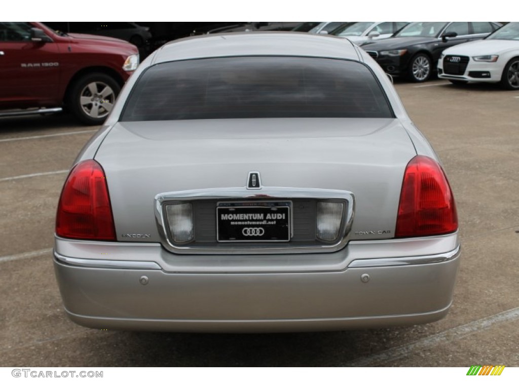 2005 Town Car Signature - Silver Birch Metallic / Dove photo #7