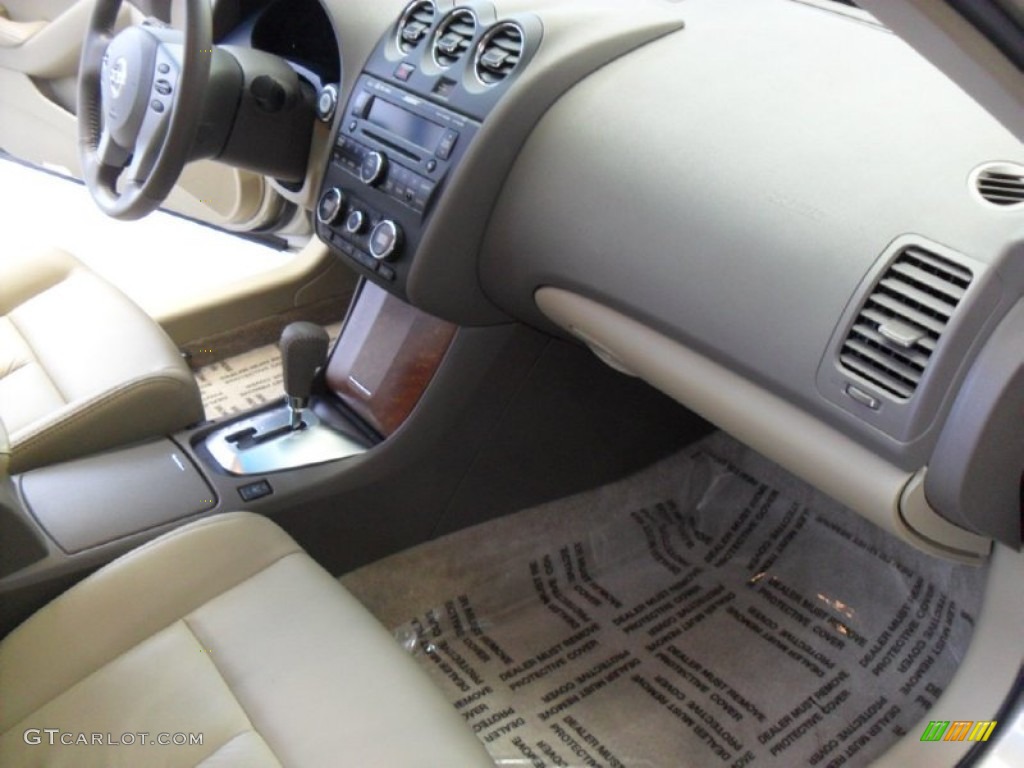 2009 Altima 2.5 SL - Sonoran Sand Metallic / Blond photo #17