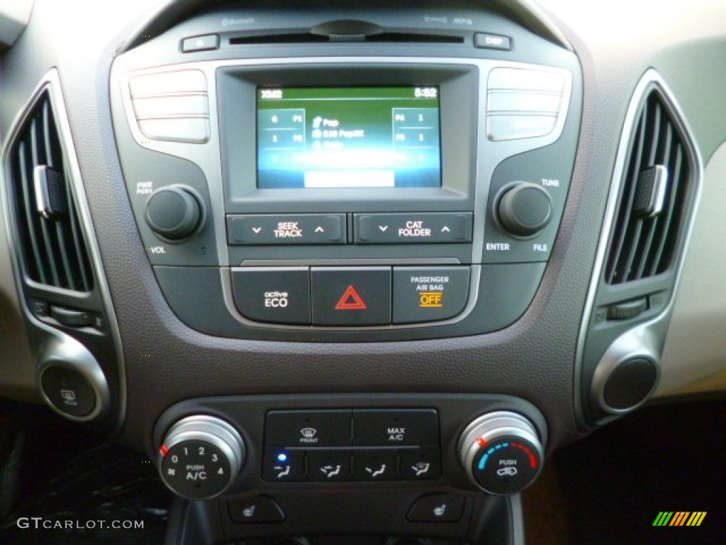 2014 Hyundai Tucson SE AWD Controls Photos