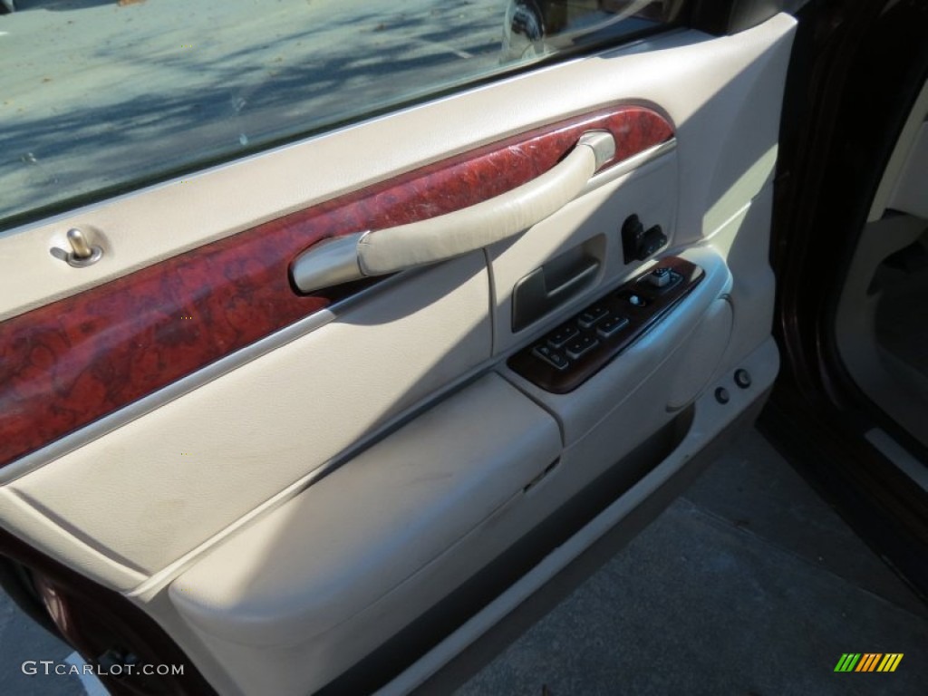 2003 Town Car Executive - Autumn Red Metallic / Medium Dark Parchment/Light Parchment photo #7