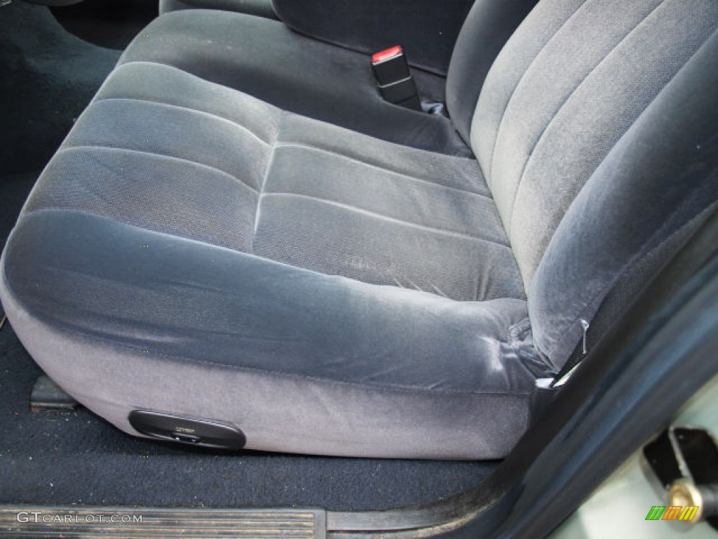 2004 Grand Marquis GS - Silver Birch Metallic / Dark Charcoal photo #16