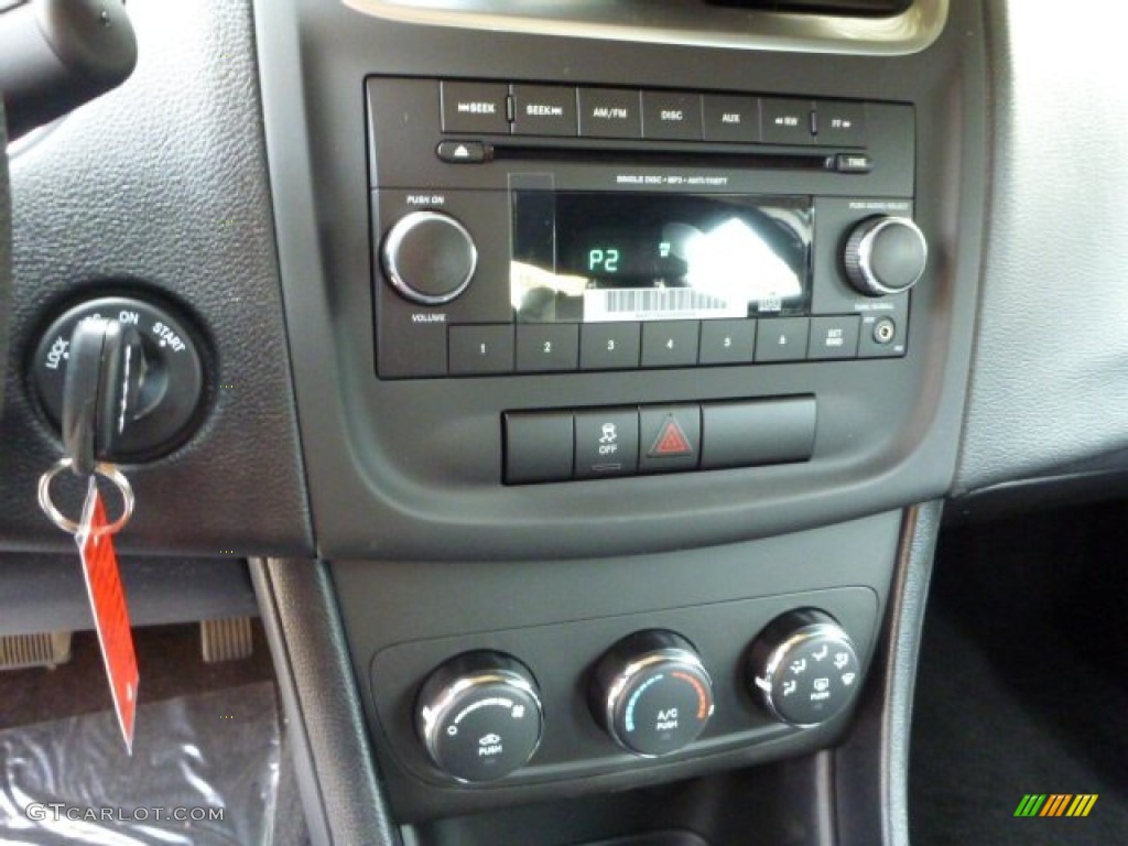 2014 Dodge Avenger SE Controls Photo #87615367