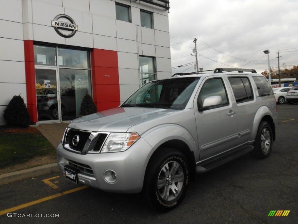 Silver Lightning Metallic Nissan Pathfinder