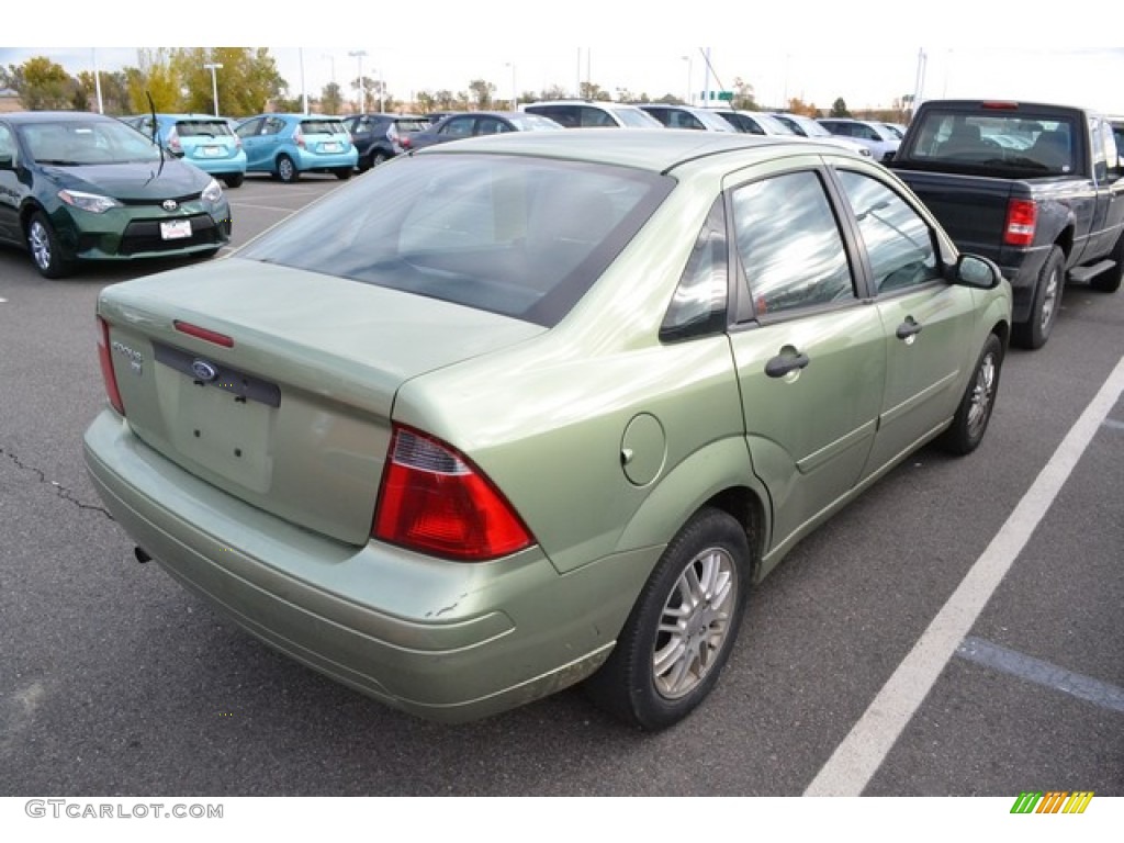 2007 Focus ZX4 SE Sedan - Kiwi Green Metallic / Charcoal/Light Flint photo #2