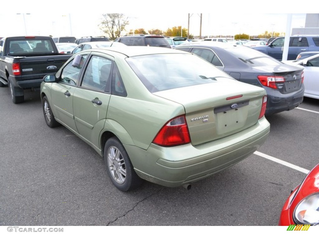 2007 Focus ZX4 SE Sedan - Kiwi Green Metallic / Charcoal/Light Flint photo #3