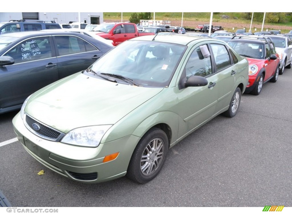 2007 Focus ZX4 SE Sedan - Kiwi Green Metallic / Charcoal/Light Flint photo #4