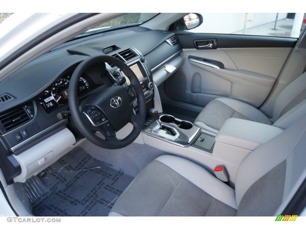 2014 Camry Hybrid XLE - Super White / Ash photo #5