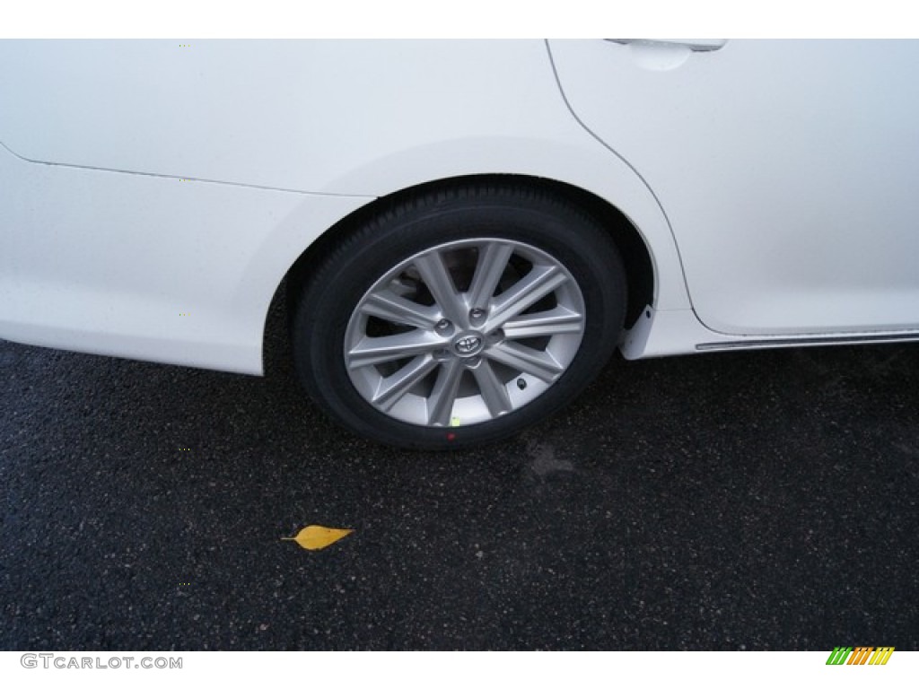 2014 Camry Hybrid XLE - Super White / Ash photo #9