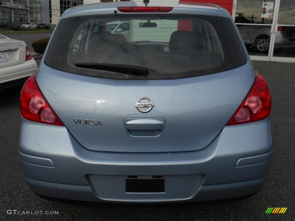 2012 Versa 1.8 S Hatchback - Arctic Blue Metallic / Charcoal photo #6