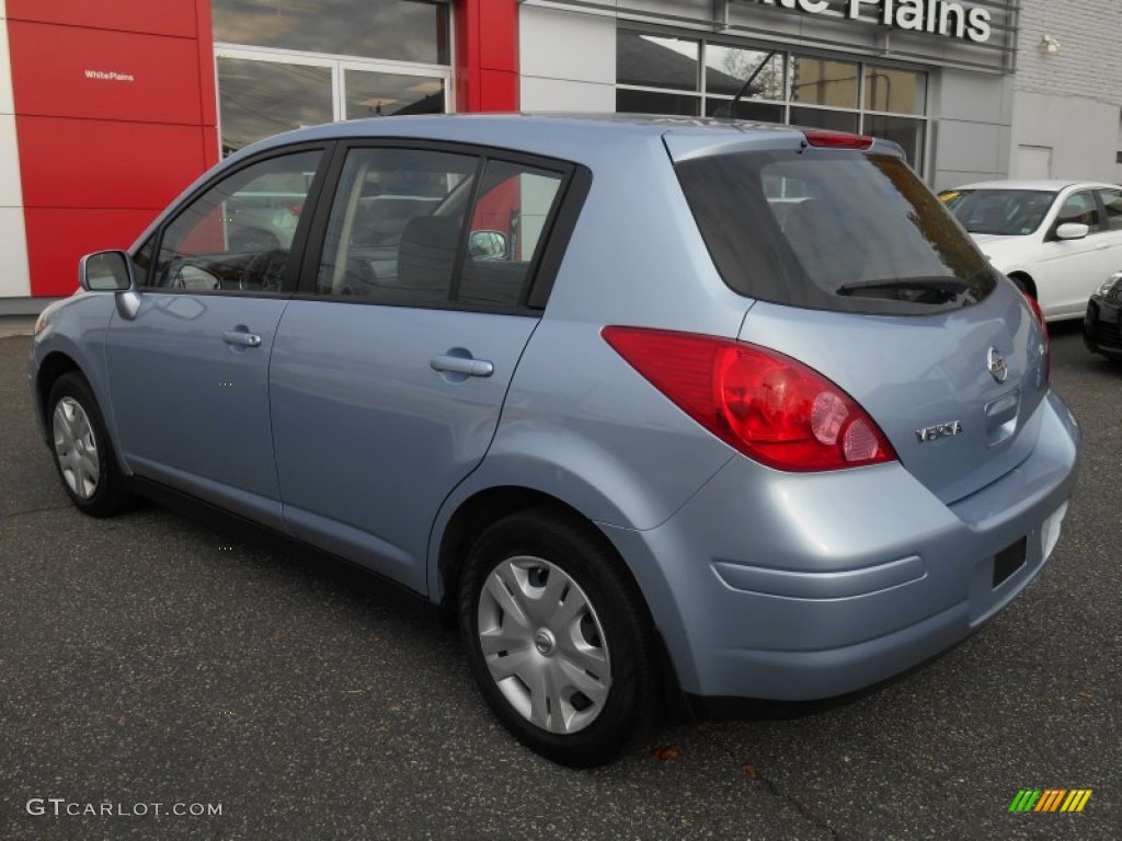 2012 Versa 1.8 S Hatchback - Arctic Blue Metallic / Charcoal photo #7