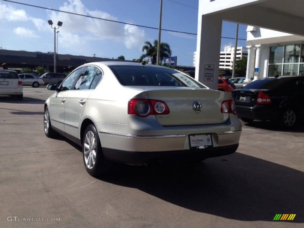2010 Passat Komfort Sedan - White Gold Metallic / Black photo #3