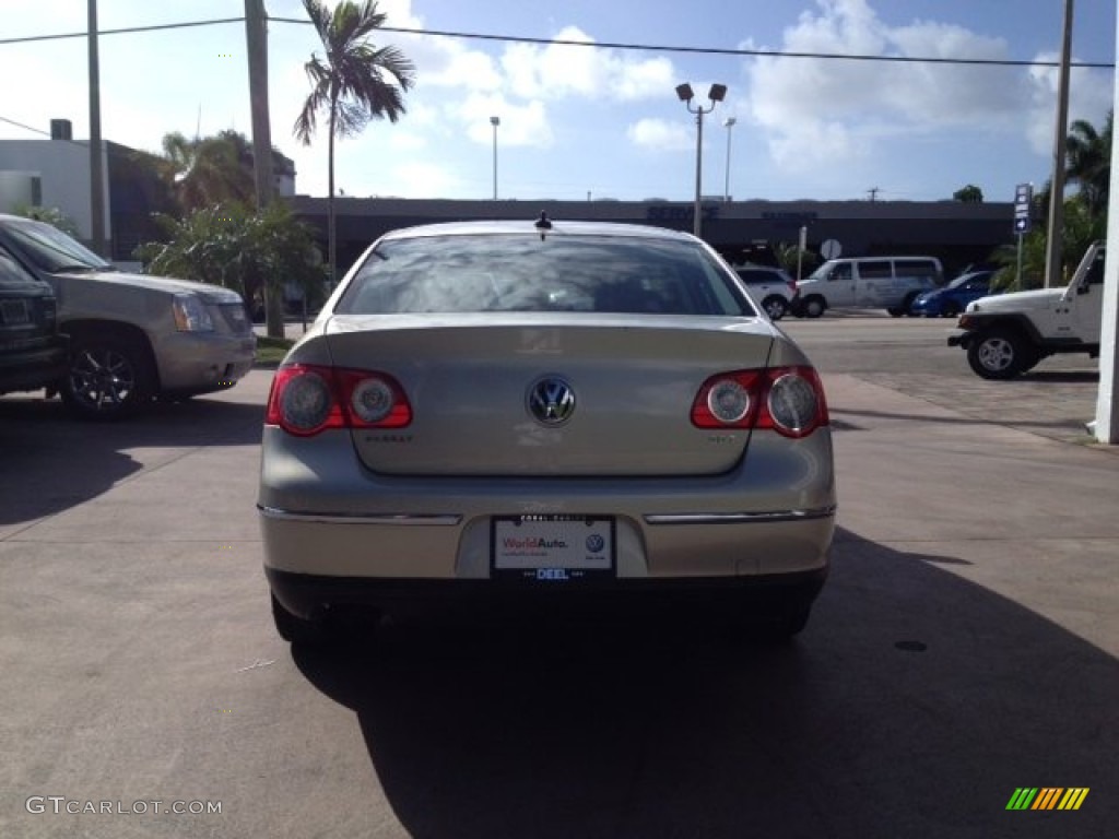 2010 Passat Komfort Sedan - White Gold Metallic / Black photo #4