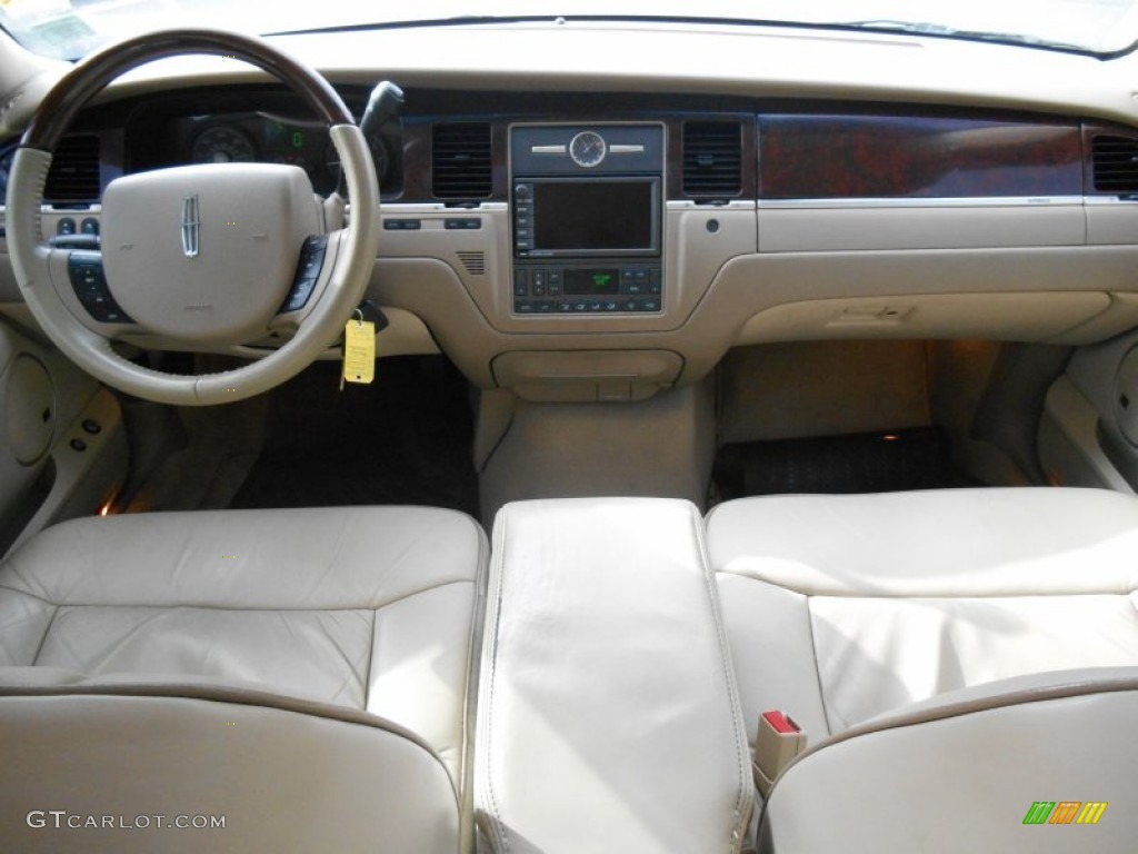 2006 Town Car Designer Series - Ceramic White Tri-Coat / Light Camel photo #16