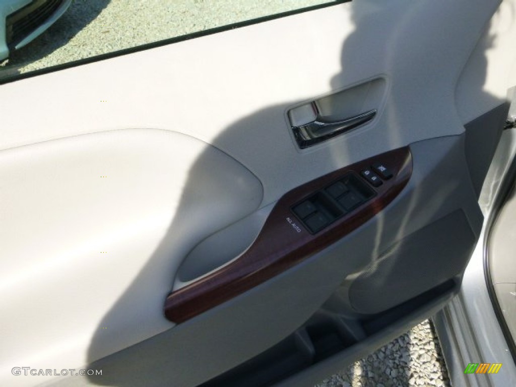 2014 Sienna XLE - Silver Sky Metallic / Light Gray photo #14