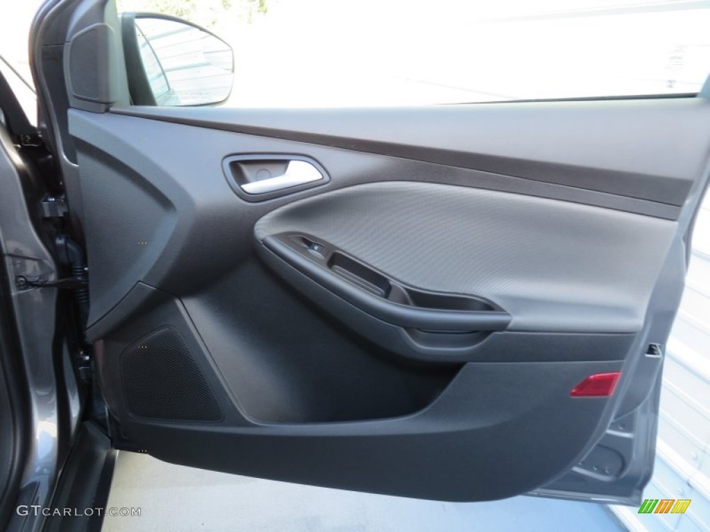 2014 Focus SE Sedan - Sterling Gray / Charcoal Black photo #18